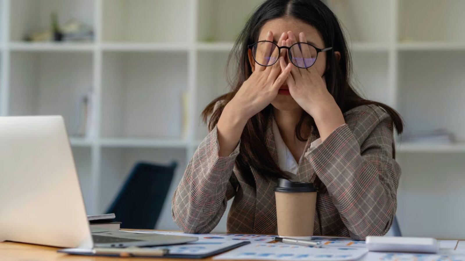 Leading A Healthy Worklife: 10 Tips To Deal With Work Pressure ...